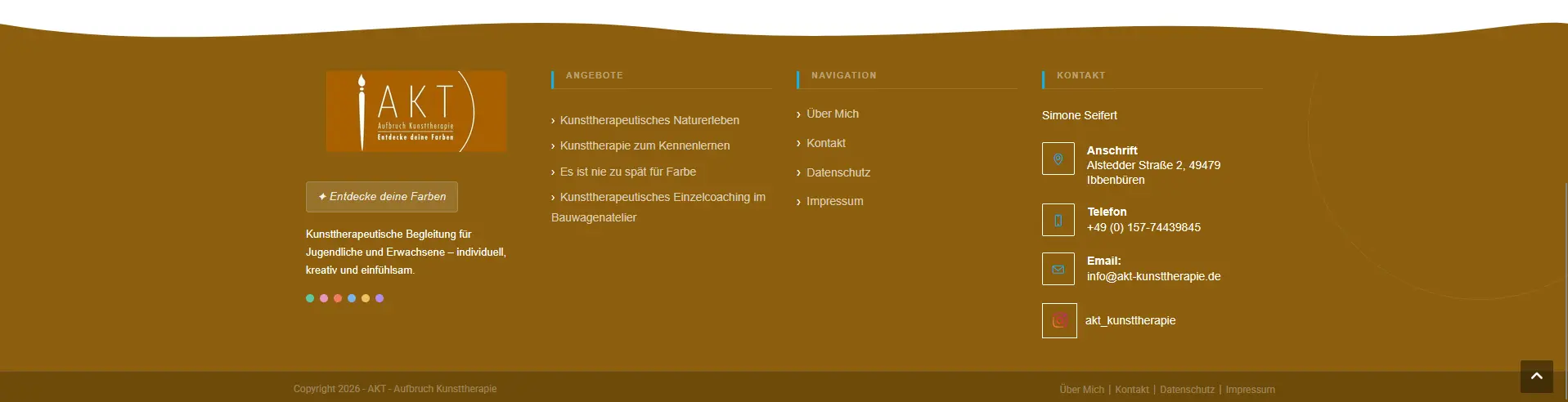 Website-Footer von AKT – Aufbruch Kunsttherapie mit Kontaktdaten, Angeboten und Navigation